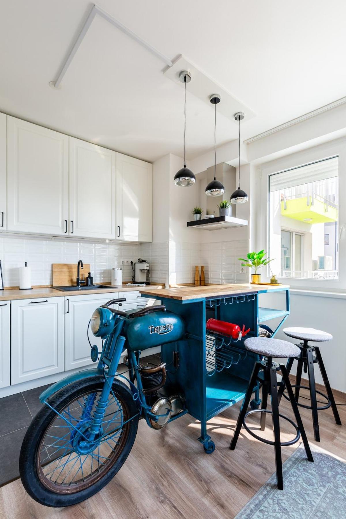Stylish Oasis Central Apartment With Ac And Parking — Photos 1