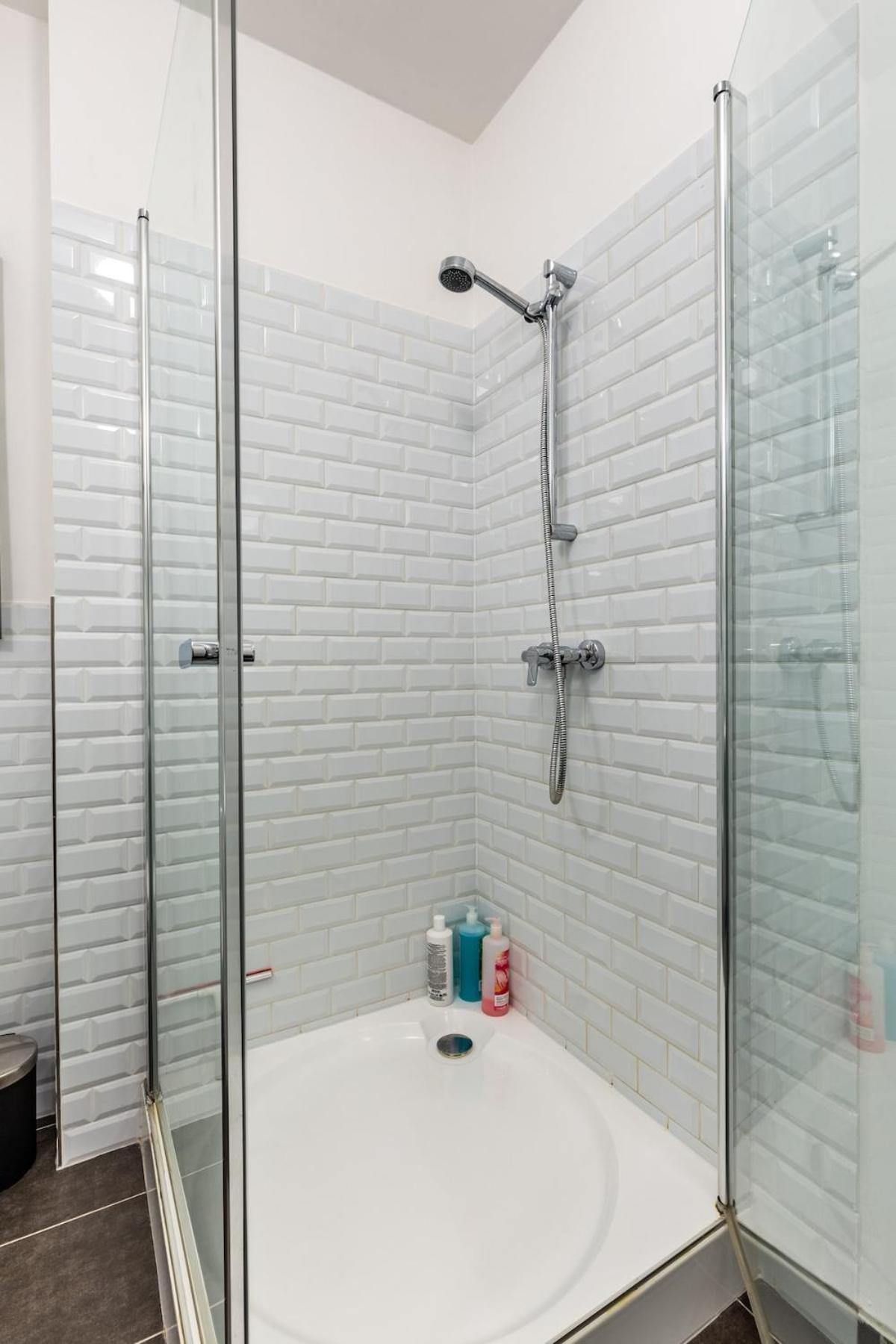 Stylish Oasis Central Apartment With Ac And Parking — Photos 2